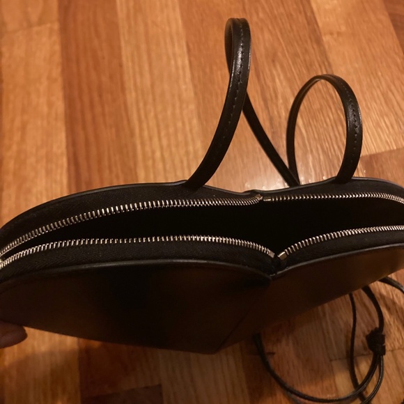 ALAÏA Le Coeur Leather Shoulder Bag in Lux Calfskin - Picture 4 of 7